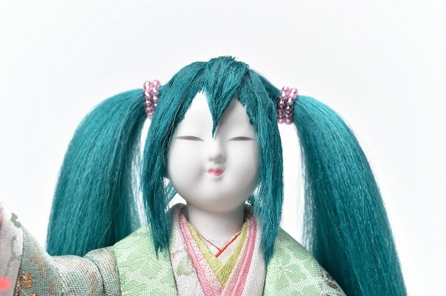 敢说爱她吗？岛国工艺者制作初音未来 “雏人偶”