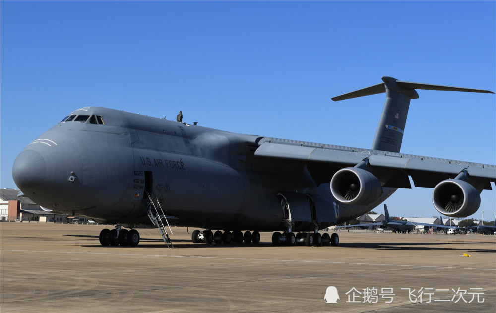 日,来自多佛空军基地的c-5m运输机在洛杉矶巴克斯代尔空军基地的驻停