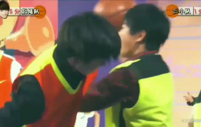 王俊凯易烊千玺舞台上聊天?何炅表情亮了?王源:你们考虑下我