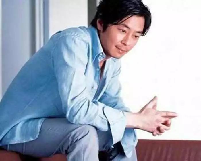 黄毅清说出了当年毒害王杰嗓子的人,不是谢霆