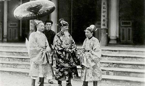 7张百年前越南罕见的真实照片:越南大官穿明朝官服,华人当卖水工人
