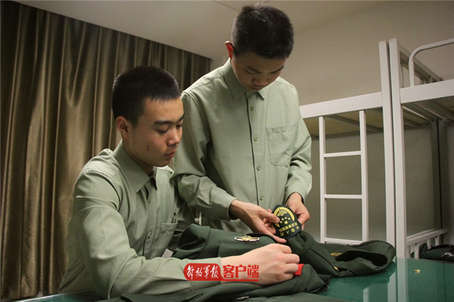 武警基层单位换发新式臂章 强化纪律树立形象