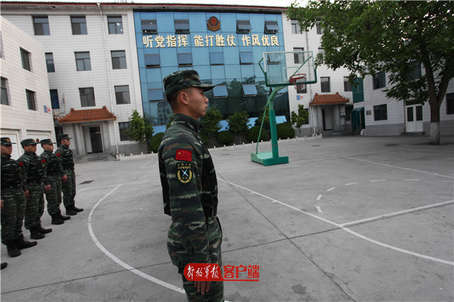 武警基层单位换发新式臂章 强化纪律树立形象