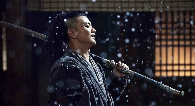 比如电影《绣春刀》里面,有一句很经典的台词是他加的——