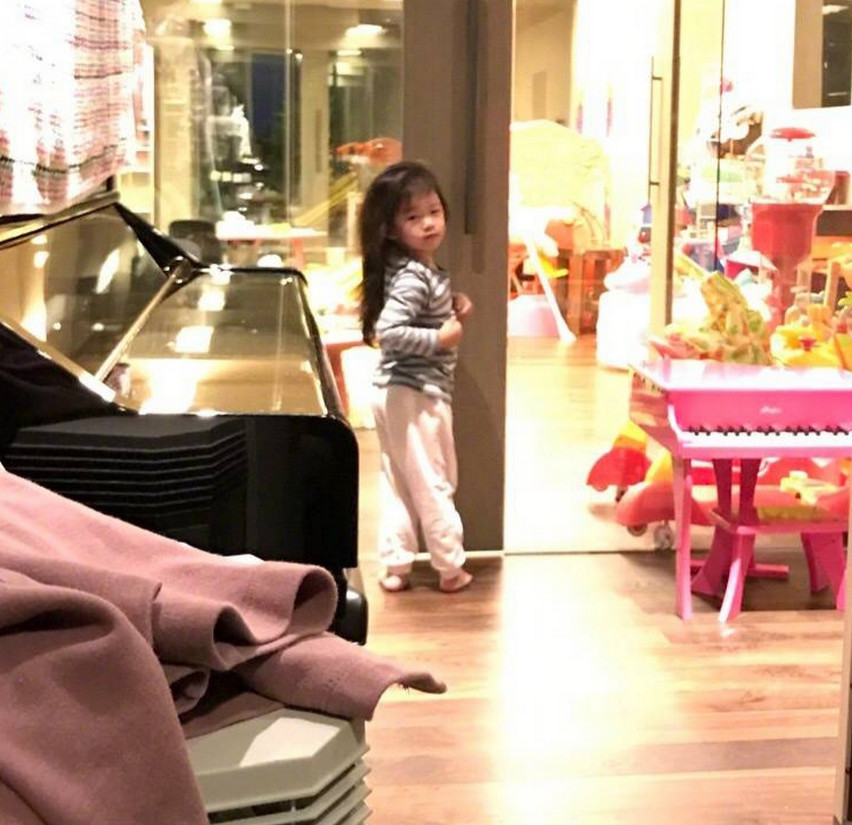 汪小菲晒女儿的生活照,女孩笑起来非常像大s