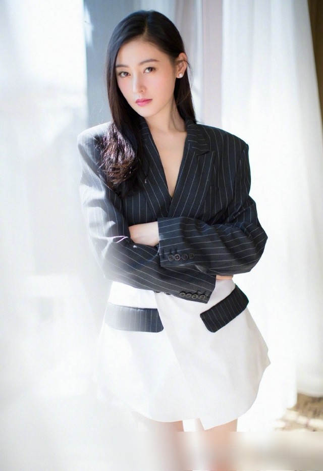 女演员张天爱各种风格清新优雅高冷梦幻写真