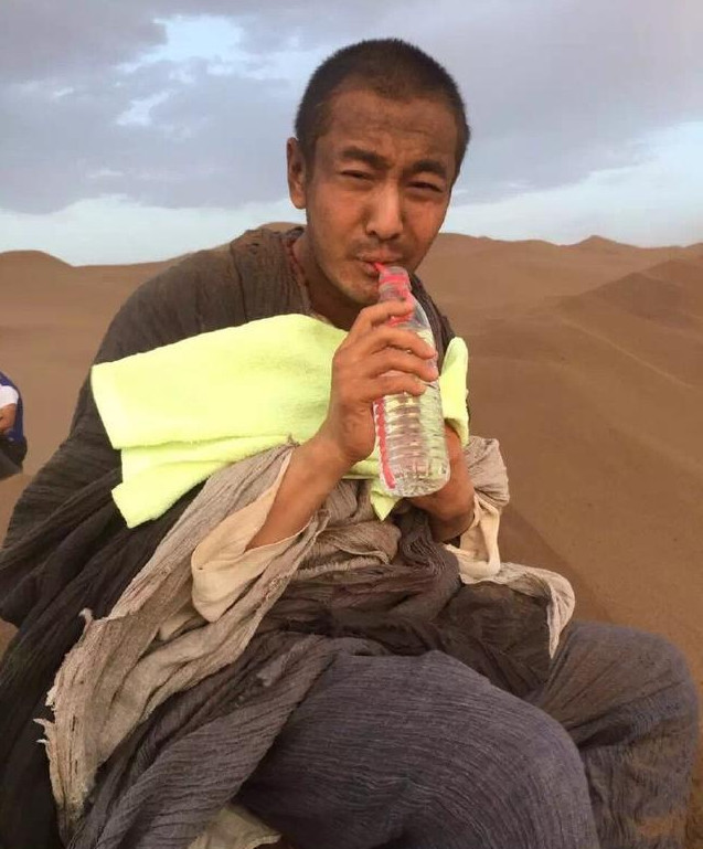 黄晓明回忆拍戏心酸路:脚底烫出泡,一头埋进臭