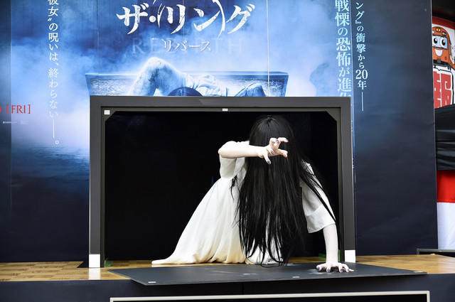 庆祝美版《午夜凶铃3》上映 贞子又爬电视机