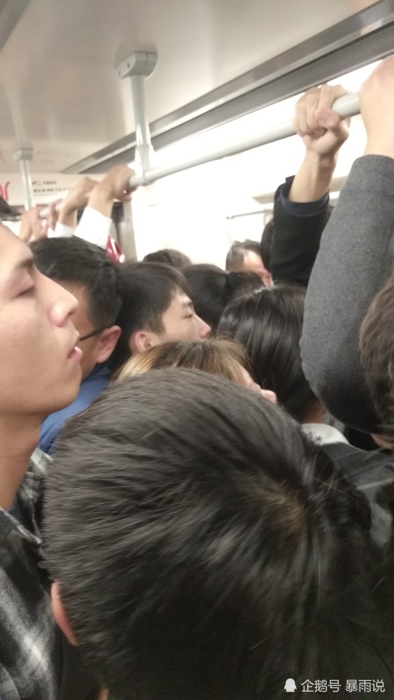 实拍:你见过早上7点广州挤地铁的上班族吗?人挨着人,场面不输春运