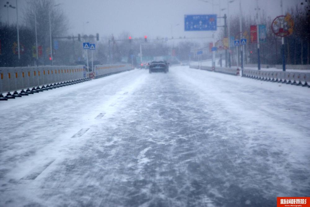 雪后道路结冰稍不留神就甩尾,老司机传授这三点确保万