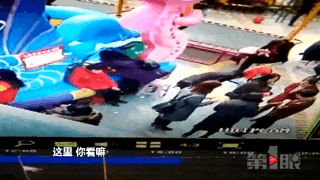 太危险！起身后凳子被端走 女子坐空左手骨折