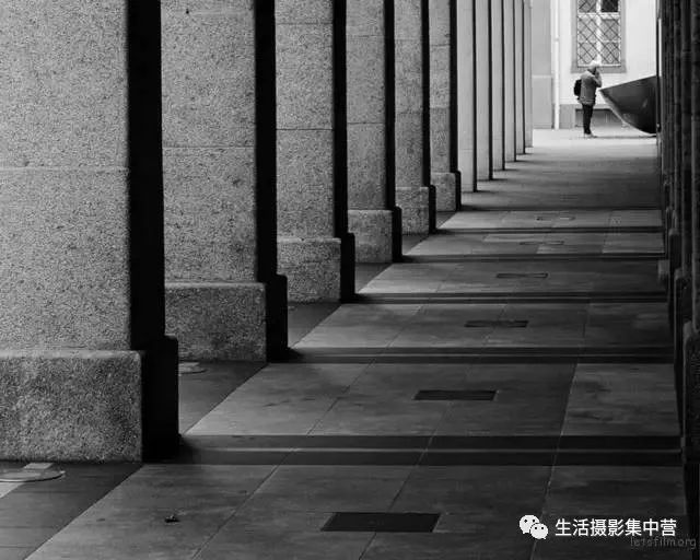 phone7 三分构图法由四条线和交叉出来的四个点组成,将画面分割成了9
