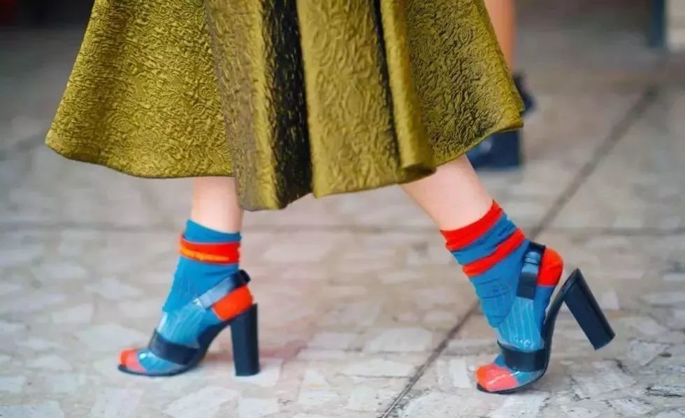 高跟鞋里穿袜子,时尚圈还有什么是不可能的?