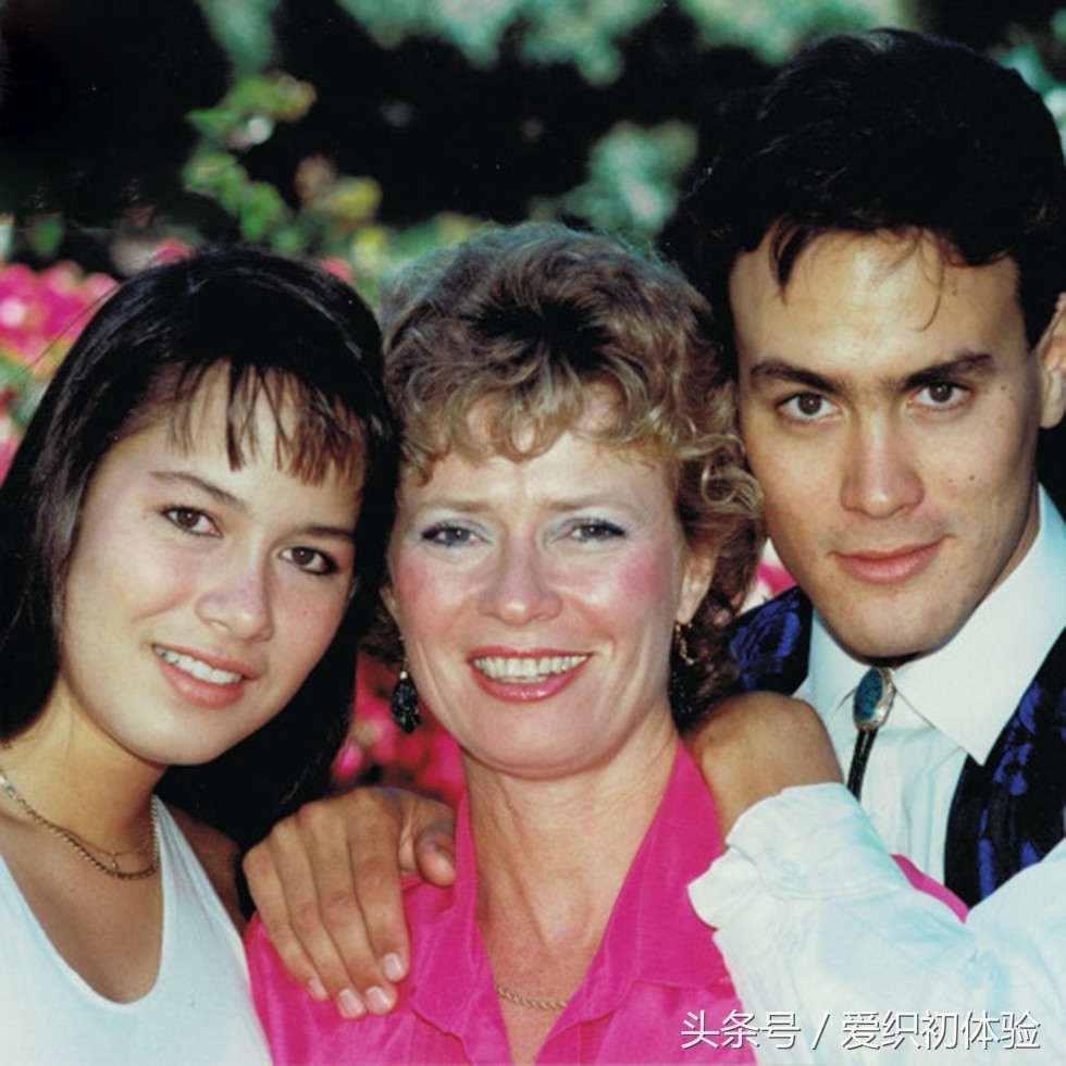 1969年4月,李小龙的爱女李香凝出生,她比哥哥李国豪小4岁,两人都是