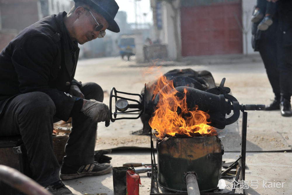 蓝田五保户大叔自食其力 20年靠爆米花为生