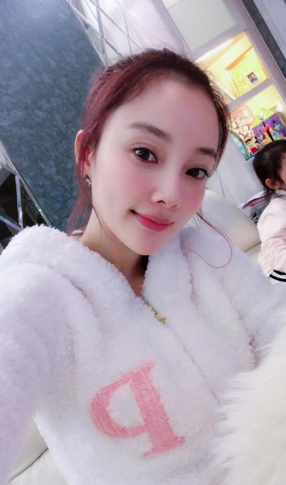 李小璐最新消息介绍,现身低调机场,衣衫不整不