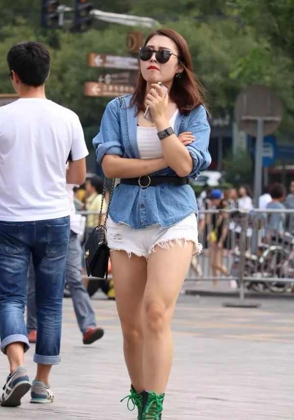 成都少妇街拍:成熟短裤美女,性感丰腴美腿,这个腿可以