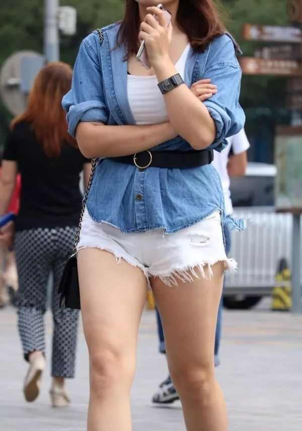 成都少妇街拍:成熟短裤美女,性感丰腴美腿,这个腿可以