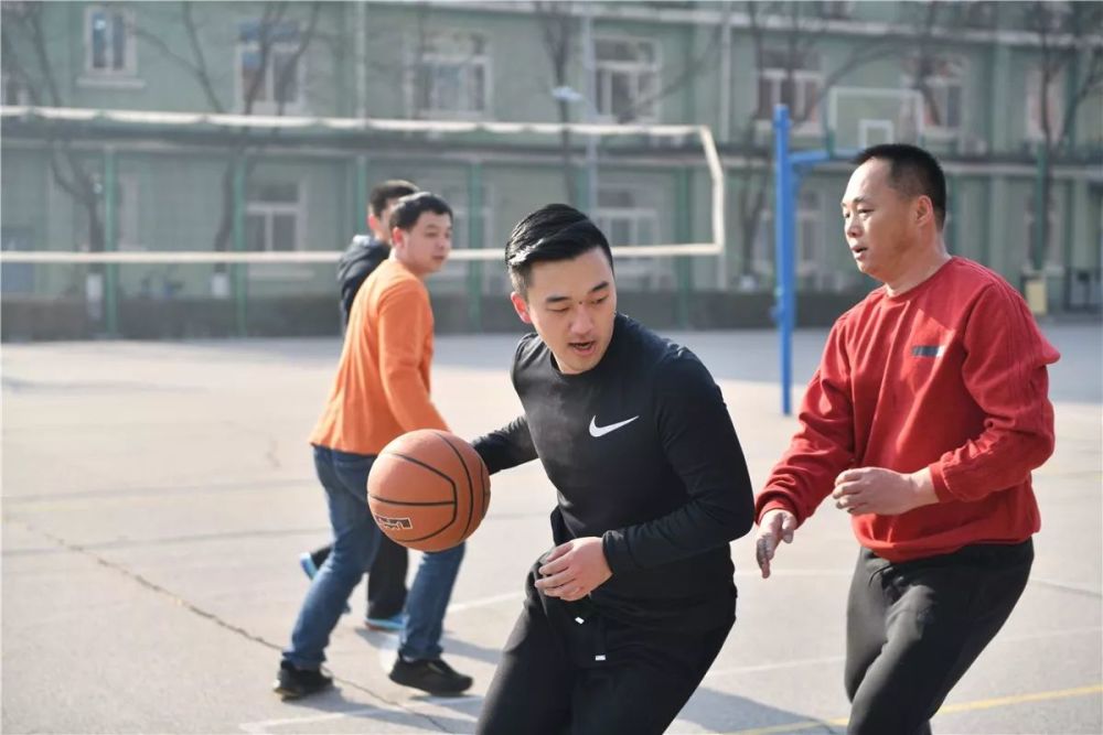 告诉你一个真实的中天钢铁少帅董力源:爱长跑也爱撸串