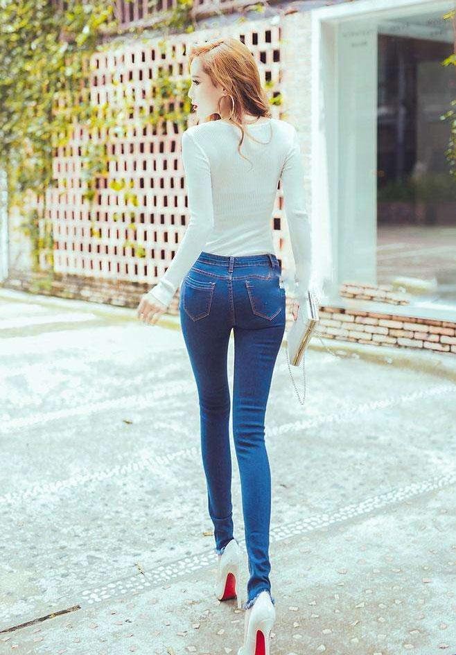 S型身材紧身牛仔裤美女,气质清纯,迷人微笑!
