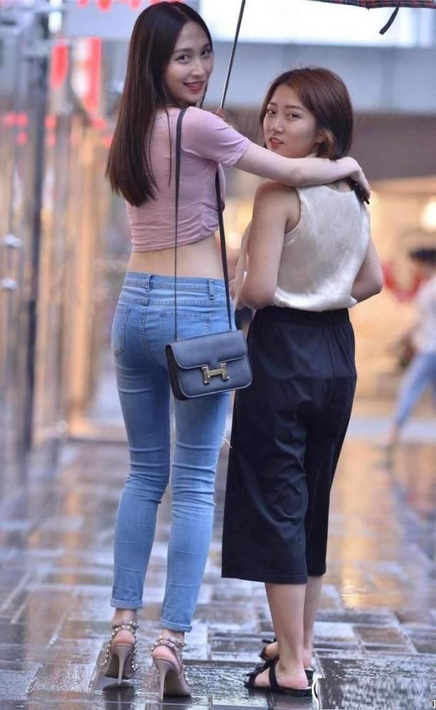 S型身材紧身牛仔裤美女,气质清纯,迷人微笑!