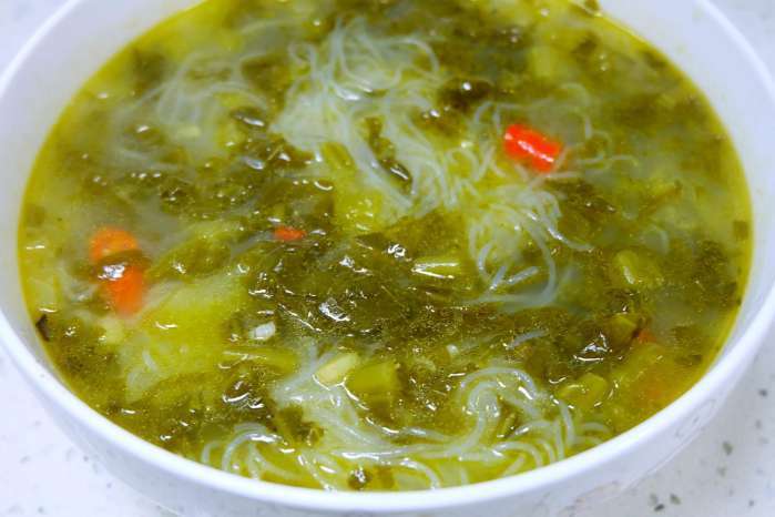 用自己泡的酸菜做一份酸菜粉丝汤,既简单又开胃,一看就会!
