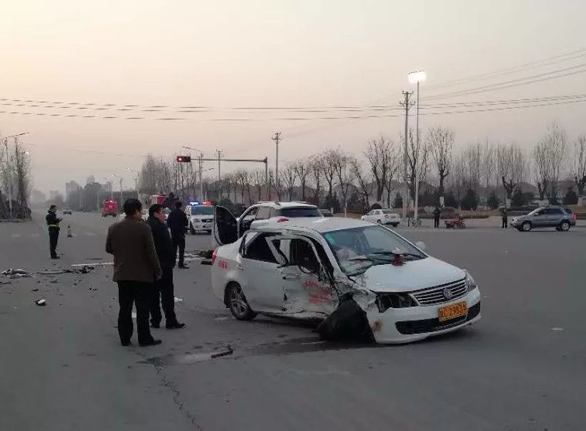 科三考场私家车与教练车相撞 一死五伤;暴雪预警 连续6天雪;金陵河上