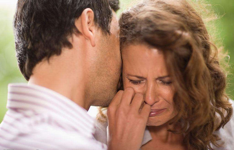 男生如果是被女生弄哭了,那么他是真的伤心了才会哭,这个时候"解铃还