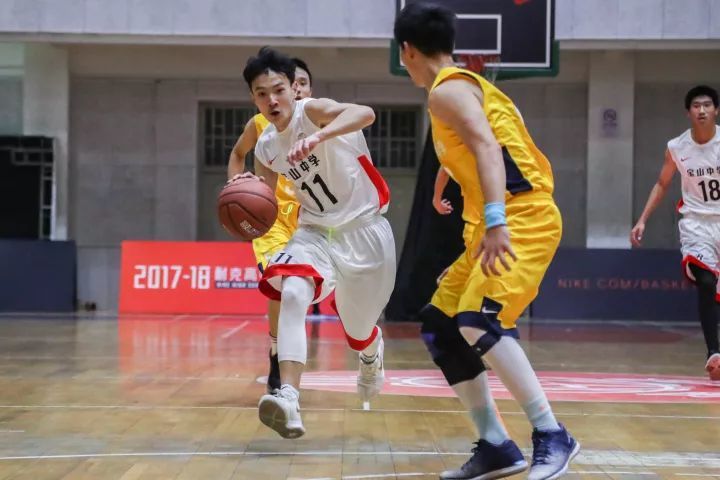 赛末关键十分钟,双方7号队员袁柏成和张浩辰均五犯离场.