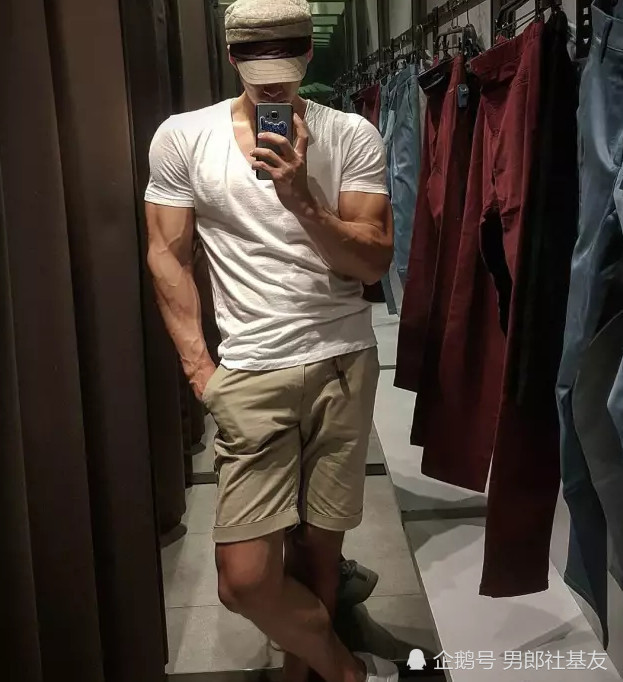 玩正装play的大长腿帅气直男,脱掉衣服后腹肌人鱼线,让网友疯狂打call