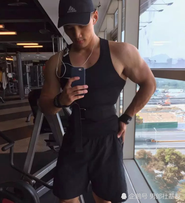 小哥哥偶尔也会接接私活,拍个写真,上个节目当模特之类的.男郎社