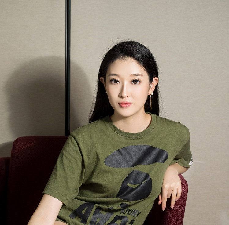 成熟知性美女,精致的五官,气质镇压全场