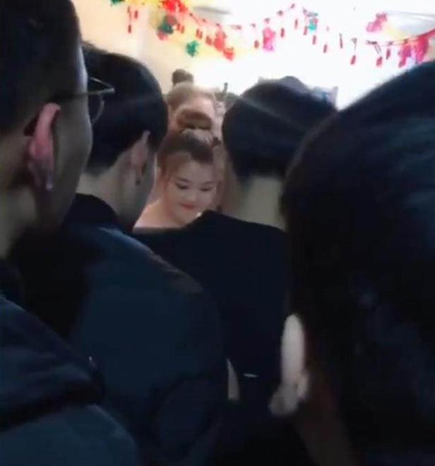 伴娘用6个手机二维码堵门 新郎发完红包才能进