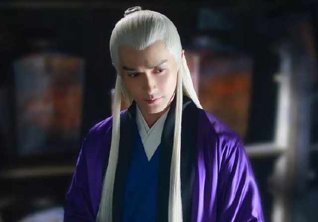 中,高伟光饰演的东华帝君,一头白发再加上深邃的眼神,霸气迷人