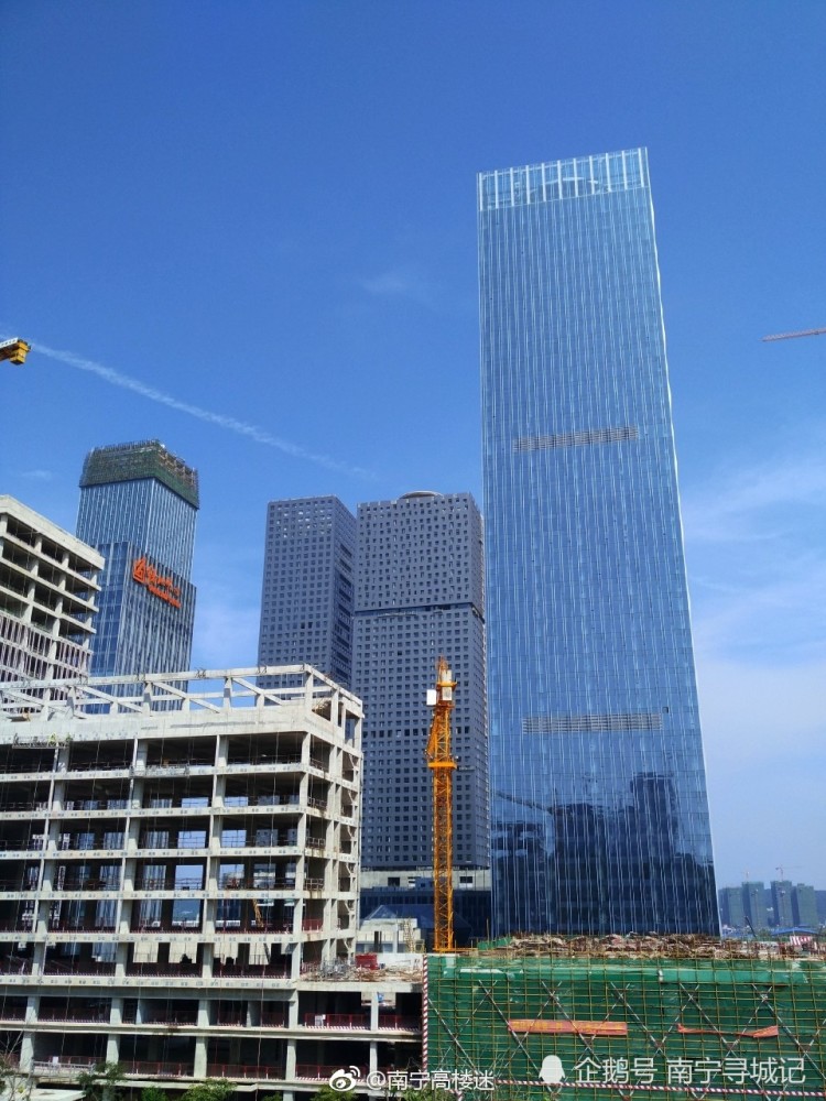 高210米的南宁绿地中心8号楼