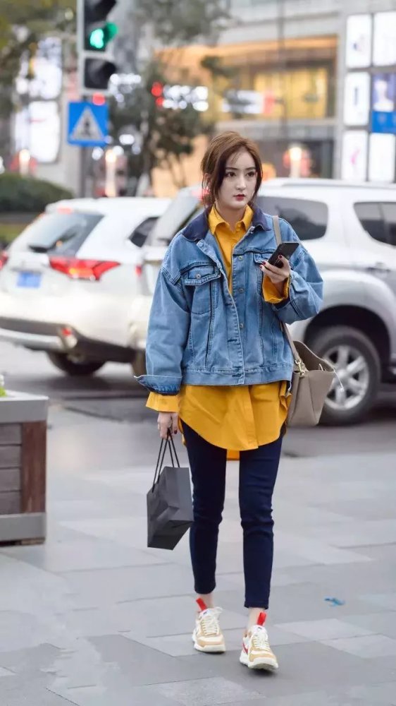 街拍:姜黄色衬衫点亮夜晚街道,帅气女孩随意洒脱依然美丽