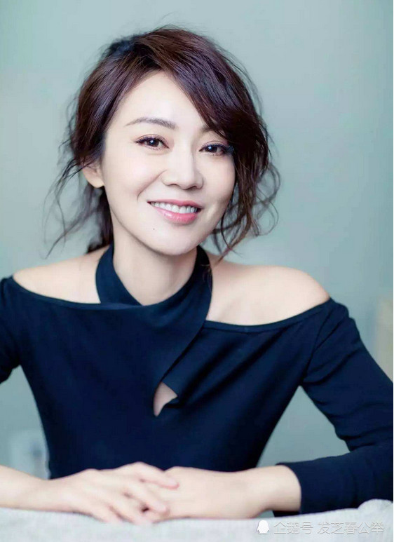 减肥后从大妈直接跨度到少女的闫妮绝对是低马尾的死忠粉,不管什么