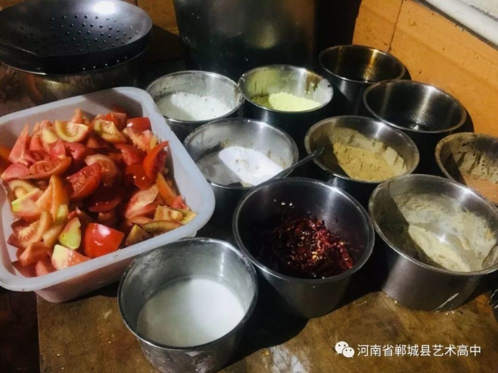 大哥所有做饭的食材和调味料品都是干干净净的.