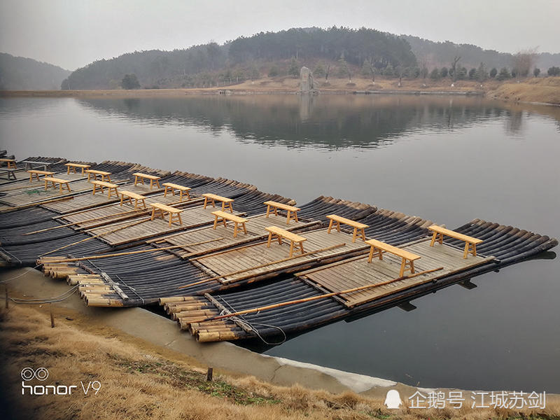 木兰草原景区水库的竹排