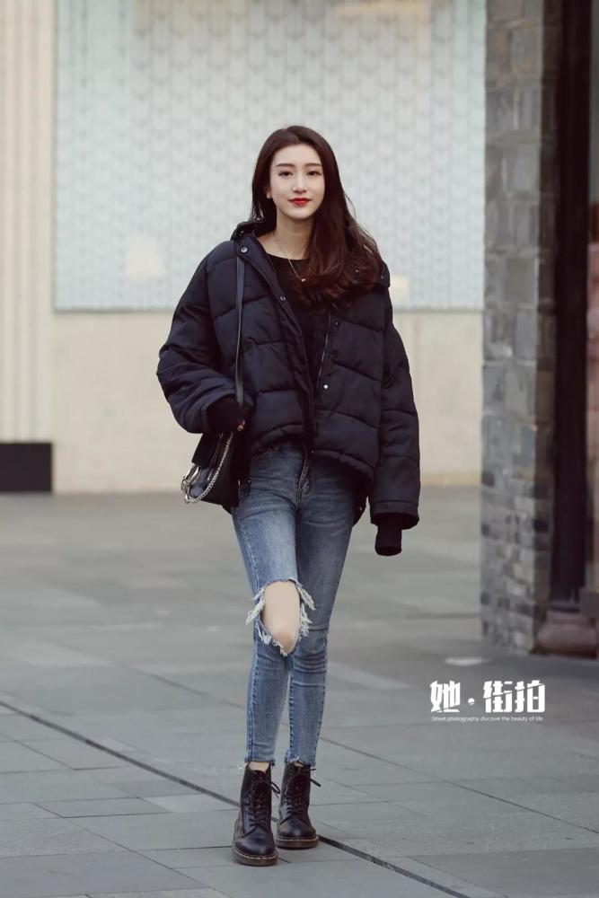 成都美女街拍:衣柜里全是黑色打底裤?冬季这些裤子怎么穿都好看