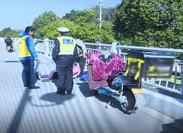 外卖小哥发现门口挂着前日外卖报警，背后的故事与启示