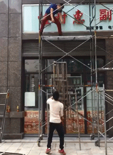 搞笑gif动图:小学生一进楼梯亲小女生,还鄙视摄像