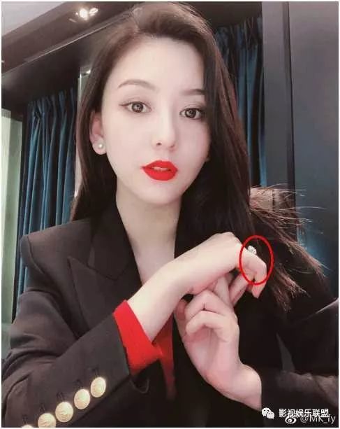 方媛化起妆来还是非常漂亮,而且很会选择适合自己口红,让自己的美增色