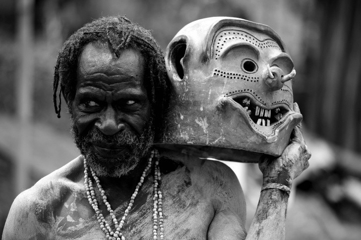 巴布亚新几内亚几乎是未开发的农村地区,据说他们是食人部落,很多很