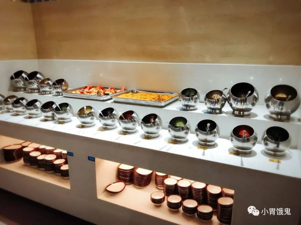 调料台的调料品种在潮汕火锅店里算是比较齐全的了,常见的基本都有了