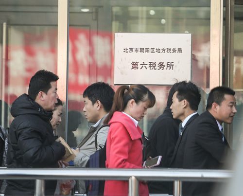 中介风云:1位房产中介,26位税务所公务员,150