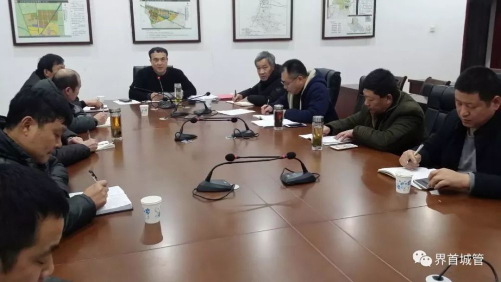 城管局党组书记,局长邓宏伟要求,大雪一至,全体发动,全员参与,机械不