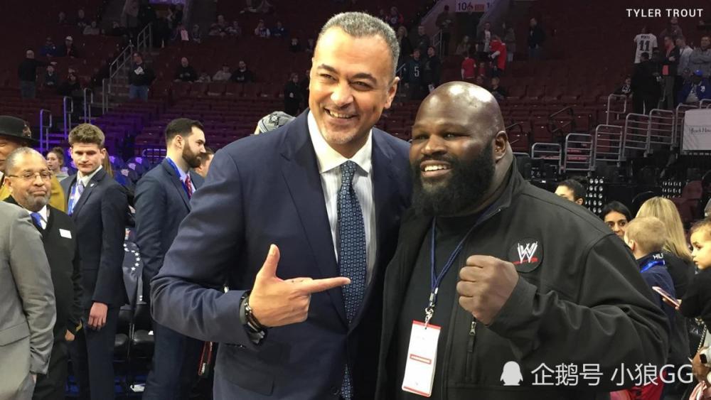 号称世界上最强壮的人 wwe的马克亨利在费城76人篮球队