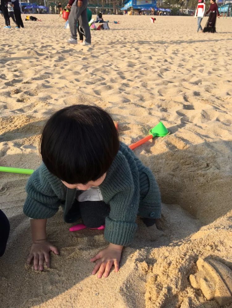 去海边玩沙子啦