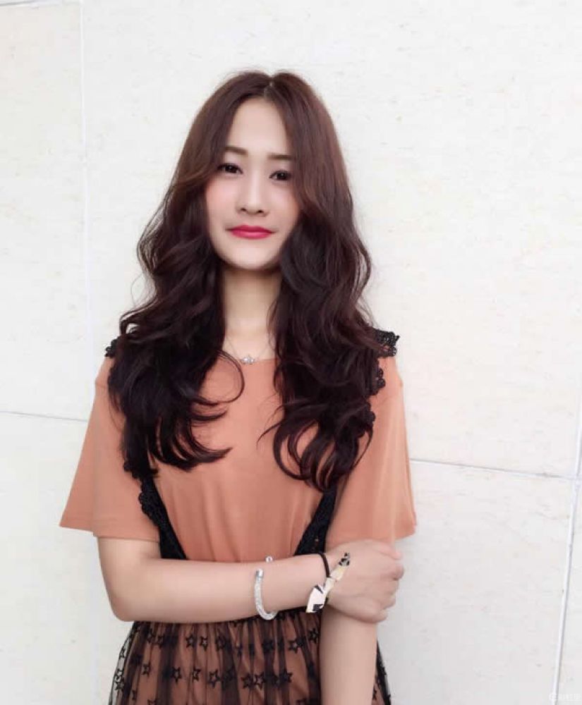中分大波浪发型,适合早春发型很美腻